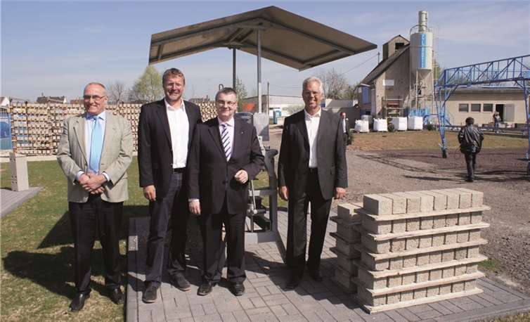 V.l.: Joachim Altenhofen (Präsident des Bundesverbandes Leichtbeton e.V.), Dieter Heller (Geschäftsführer des Vereins Kulturelles Erbe der Bimsindustrie e.V.), Dr. Alexander Saftig (Landrat Mayen-Koblenz) und Dr. Heinz Geenen (ehem. Geschäftsführer der Firma KANN GmbH Baustoffwerke, Vorstand des Vereins Kulturelles Erbe der Bimsindustrie e.V.).GH