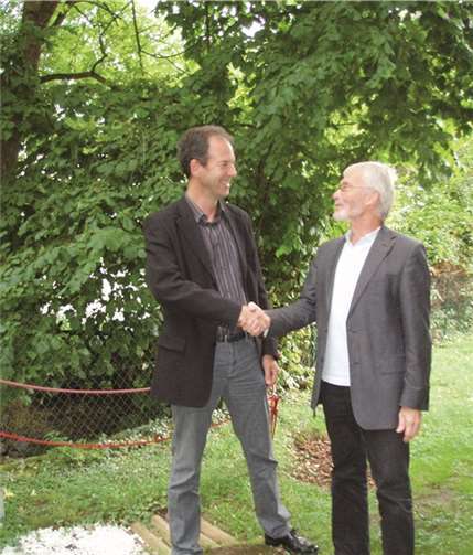 (V.l.) Joachim Jonas, Paul Meyer vor dem Barfußpfad im Außengelände der Kath. Familienbildungsstätte Andernach e.V.  Privat