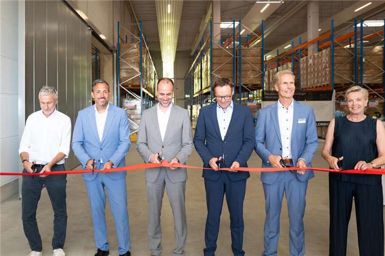 V.l.: Joachim Rind (Planungsbüro Naujack Rind Hof), Andernachs Oberbürgermeister Christian Greiner, Gesundheitsminister Clemens Hoch, LKH-Geschäftsführer Dr. Alexander Wilhelm, Marco Bayer (Generalunternehmen Goldbeck) und Sabine Naujack (Planungsbüro Naujack Rind Hof). Foto: Landeskrankenhaus / Wolfgang Pape