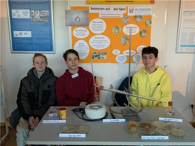 V.l.: Joel Merten, Finley Lorsche und Gabriel Guerreiro Tilmans präsentierten ihr Projekt „Bakterien auf der Spur“ im Fachbereich Biologie.