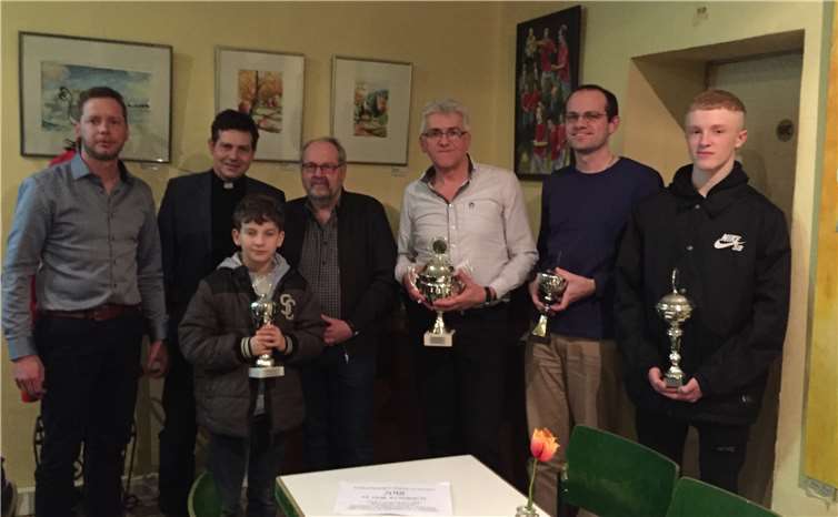 (V.l.:) Jörg Gries (Brudermeister), Mika Raggan, Präses Pastor Marco Hartmann, Ortsbürgermeister Jürgen Becker, Bruno Reufels, Michael Zimmermann und Jonas Prangenberg. Foto: privat