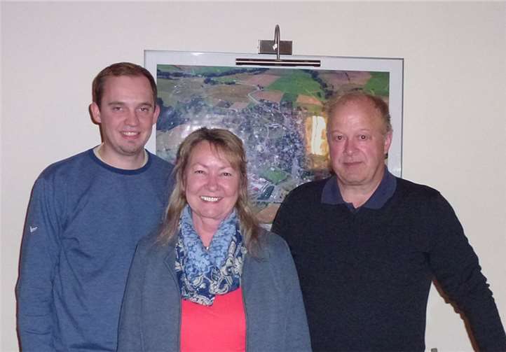 V.l. Jörn Kampmann, Erika Rebatschek und Ortsbürgermeister Udo Mergen. Privat