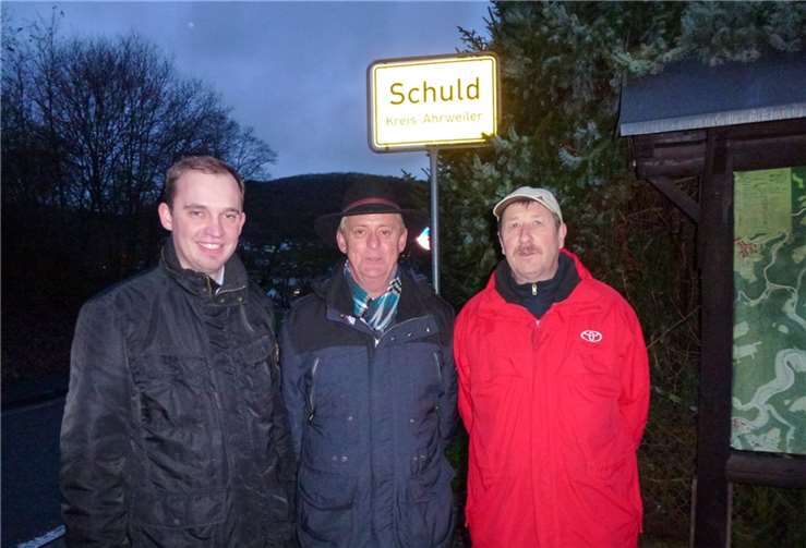 (V.l.) Jörn Kampmann ließ sich von Ortsbürgermeister Helmut Lussi und Helmut Nagelschmidt durch Schuld führen und erfuhr viel Interessantes über die Ortsgemeinde. privat