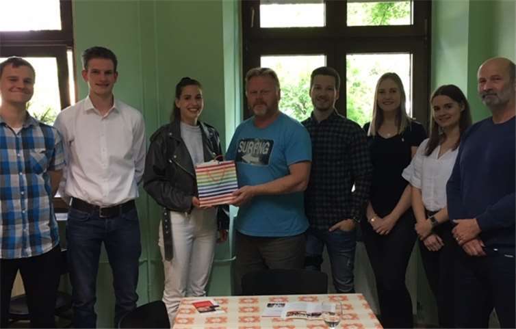 (V.l.): Johann Dewald, Lars Rieder, Franziska Knopp, Heiner Kulhmann, Christopher Behse, Verena Schüller, Julia Steinigans, Markus Fröhlich (Leiter der Einrichtung).Foto: privat