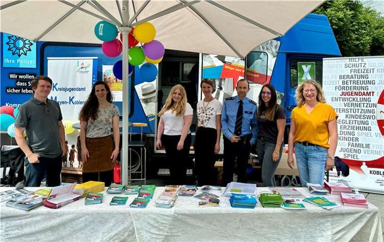 V.l.: Johann von Hilchen, Kreisverwaltung Mayen-Koblenz, Janine von Zabern, Netzwerk Kindeswohl, Annette Richert, Kinderschutzbund, Gitta Litz, Kinderschutzdienst, Norbert Heck, Polizei, Julia Feistel, Kinderschutzdienst, Sabine Schmengler, Netzwerk Kindeswohl.  Foto: Stadt Koblenz/Susann Krause