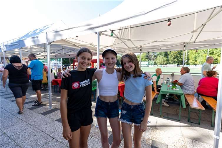 V.l.: Johanna (11), Juli (12) und Mia (12) haben zusammen mit dem Team in der Volleyballabteilung des SV Wachtberg eine Erfolgsserie.