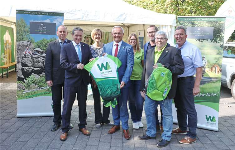 V.l.: Johannes Bell (Bürgermeister VG Brohltal), Achim Schwickert (Landrat Westerwaldkreis), Sarah Radermacher (VG Brohltal), Achim Hallerbach (Landrat Kreis Neuwied), Anne-Carin Ebel (Westerwald Touristik-Service), Mike Mohr (Feratel media technologies AG, Rotkreuz, Schweiz), Christoph Hoopmann (Geschäftsführer Westerwald Touristik-Service) und Klaus Strüder (Vertriebsleiter Westerwald-Brauerei Hachenburg).Olaf Nitz