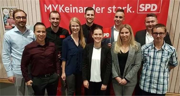 (V.l.:) Johannes Schäfer, Faisal El Kasmi, Jan Badinsky, Svenja Budde (Vorsitzende Jusos MYK), Phillip Schmitz, Lena Hardt, Lucas Rademacher, Maya Eller, Elias Wilbert und Janik Zier. Foto: privat