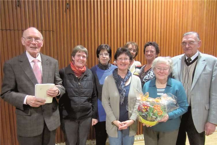 (V.l.) Josef Kappes (60 Jahre Mitgliedschaft), Mechthild Gerber (10 Jahre Mitgliedschaft), Mechthild Rück (25 Jahre Mitgliedschaft), Chorleiterin Elke Schäfgen, Hildegard Nonn (25 Jahre Mitgliedschaft), Beate Maur (25 Jahre Mitgliedschaft), Elisabeth Gerick (nach 29 Jahren Mitgliedschaft verabschiedet), Josef Kohns (60 Jahre Mitgliedschaft) bei den Ehrungen .  Privat