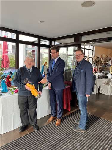 V.l.: Josef Niethen, Detlef Odenkirchen und Harald Monschau begutachten die Koreanische Krippe, deren Figuren sehr farbenfroh gekleidet dargestellt sind. Foto: privat