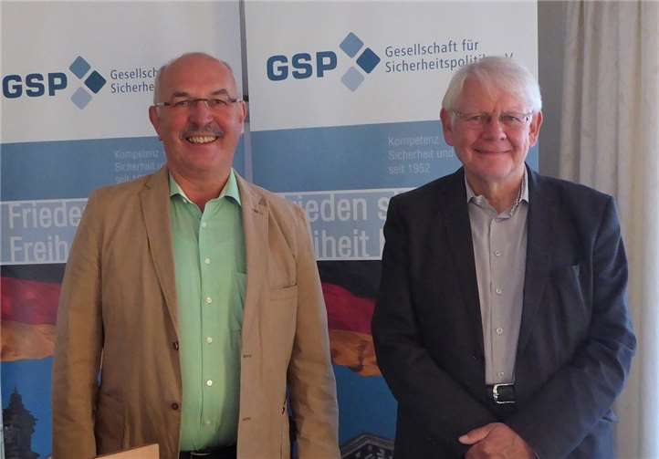 V.l.: Josef Schmidhofer, Prof. Dr. Götz Neuneck.Foto: privat