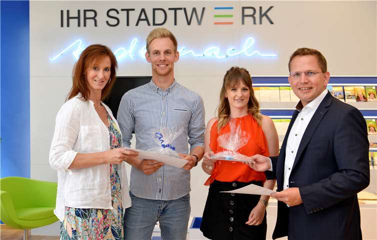 (V.l.) Judith Haehner (Personalleiterin), Christian Pernak und Laura Bell (Kauffrau/Kaufmann für Büromanagement) sowie Lars Hörnig (kaufm. Geschäftsführer) freuen sich über die erfolgreich abgeschlossenen Abschlussprüfungen.Foto: Meta Welling