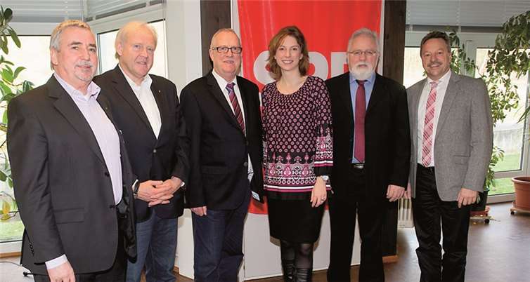 V.l.: Jürgen Rose und Rudi Bürger, die Beigeordneten des Ortes Melsbach, MdL Fredi Winter, MdB Sabine Bätzing-Lichtenthäler, Johannis Emmerich und Hans-Werner Breithausen.