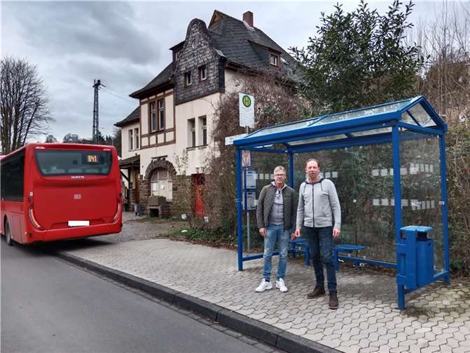 V.l.: Jürgen Walbröl, Fraktionsvorsitzender im Stadtrat, mit seinem Stellvertreter Andreas Köpping an der Haltestelle „Oberwinter Bahnhof“ ohne „Busbucht“ und abgesenktem Bordstein. Foto: CDU Remagen