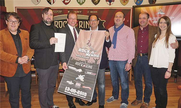 (V.l.) Jürgen Zinken, Markus Graf, Jörg Lempertz, Jacky Jedlicki, Jürgen Mittler Peter Moskopp und Kathrin Endes mit dem druckfrischen Plakat vom Bandcontest.