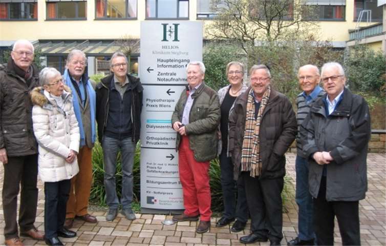 (V.l.): Jürgen und Erika Hirsch, Harald Russegger, Dr. Dieter Sperlich, Rainer Walterscheid, Gabriele Andreae, Dr. Michael Zimmermann, Horst Geisler, Claus Hintsch.  Helios-Klinikum