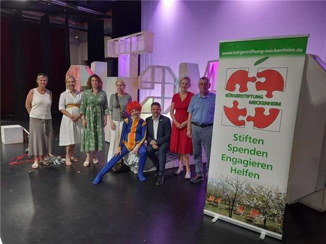 V.l.: Julia Gahl, Stefanie Schmerler, Maria Cloot, Corinna Stühm, Das Sams (Melina Jagodzinsk), Holger Jung, Ariane Stech, Bernhard Granz, Bildquelle: Bürgerstiftung Meckenheim. Foto: privat