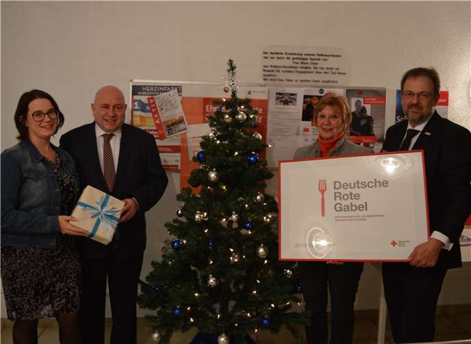 (V.l.:) Julia Kübler (Beiratsvorsitzende „Ein Licht für Koblenz“), Leo Biewer (Aufsichtsratsvorsitzender DRK-Mittelrhein), Antonie Heider (zweite Vorsitzende „Ein Licht für Koblenz“) und Volker Grabe (Geschäftsführer DRK-Mittelrhein). Foto: privat