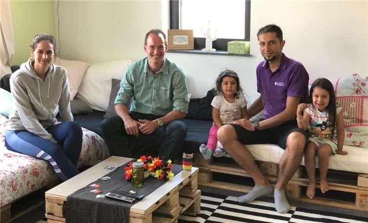 (V.l.) Juliane König, Claus Eschenauer und Familie Kitziltoprak. Privat