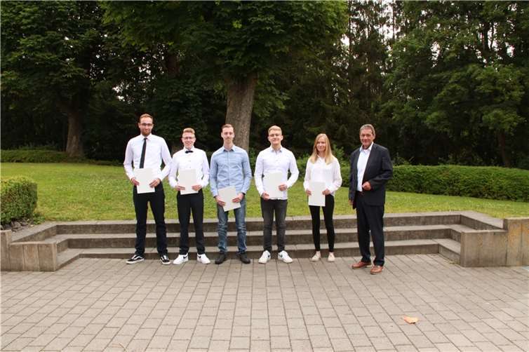 V.l.: Julius Wüst, Nils Bendorff, Marc Müller, Simon Benner, Agnetha Neu und Landrat Achim Schwickert. Foto: Pressestelle der Kreisverwaltung