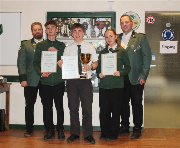V.l.: Jungschützenmeister Christian Klein, Jugendsprecher Luis Granderath, der geehrte Schülerschütze Benjamin Klein, Jugendsprecherin Clara Klein und Brudermeister Hendrik Beer.