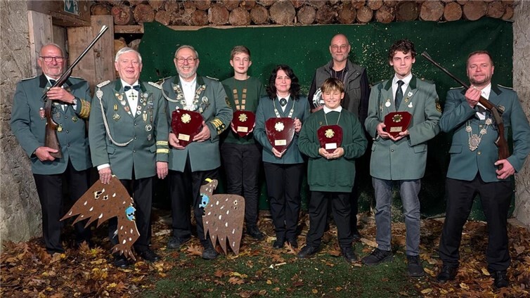 V.l.: Jungschützenmeister Klaus Fett, Brudermeister Manfred von Goscinski, Hubertuskönig Peter Kaczun, Hubertus-Schülerprinz Leif Wienholz, Hubertuskönigin Olga Wenz, Hubertus-Bambiniprinz Michael Wenz, Hubertusprinz Felix Pommerich, stv. Schießmeister Maciej Weiner. In der hinteren Reihe Bürgerkönig Stephan Dumon.Foto: privat