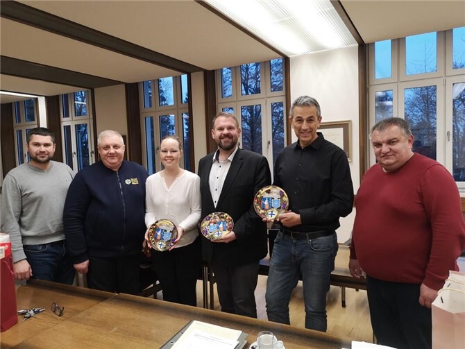 V.l.: Jurij Kukulka, Yaroslaw Tsaryk, Sachbearbeiterin Städtepartnerschaften Laura Caracciola, Bürgermeister Christoph Mohr, Büroleiter Thomas Gutfrucht, Stadtsekretär Brody Ruslan Shyshka. Foto: A.Vysozki