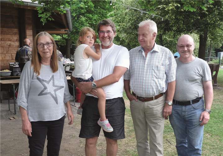 (V.l.:) Jutta Niederelz von den Tschernobyl-Trikern freute sichganz besonders, dass auch Thomas Marr und Töchterchen sowieStefan Frank und Josef Nessel vom Luftsportvereins Bad Neuenahr-Ahrweiler e.V. zum Grillabend nach Mendig gekommen waren.