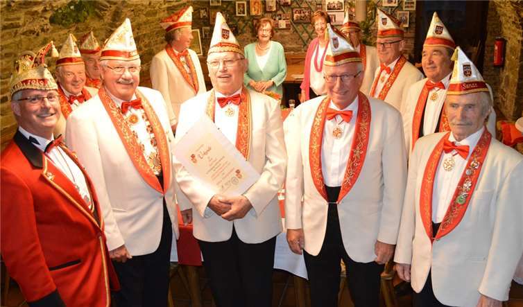 V.l.: KG-Vorsitzender Martin Dinkelbach, der neue Senats-Präsident Eduard Krahe, Ehrensenats-Präsident Karl Paul, der neue Senats-Vizepräsident Karl Wolf und der scheidende Senats-Vizepräsident Manfred Gemein bei der Übergabe der Ämter.AB