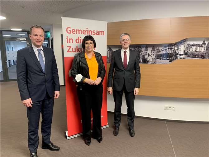 V.l.: KSK-Vorstandsmitglied Christoph Weitzel, Anette Moesta MdL und KSK-Vorstandsvorsitzender Karl-Josef Esch trafen sich in Mayen zum Gespräch. Foto: privat