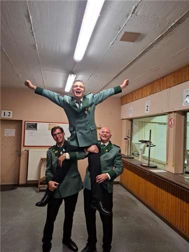 V.l.: Kai Lenz, Schützenkönig Justin Weissenfels, Reiner Drüke. Foto: privat