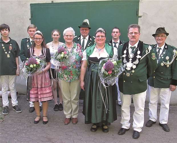 V.l. Kai Riedl, Marvin Hendges, Bezirkskönigin Janina Schimanski, Fabienne Mohr, Anneliese Schumacher, Brudermeister Rüdiger Hohenstein, Schützenkönigin Rita Gorzelanczyk, Peter Morhardt, Schützenkönig Frank Gorzelanczyk und Scheibenkönig Heinrich Müller.privat