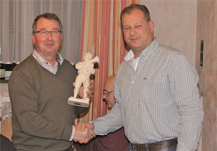 V.l.: Karl Faßbender erhielt von Jürgen Heck eine Holzfigur für seine langjährige Treue.