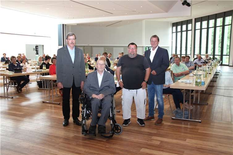 V.l.: Karl-Heinz Boll, Franz-Georg Kaiser, Christoph Seimetz, Landrat Achim Schwickert. Foto: Kreisverwaltung des Westerwaldkreises