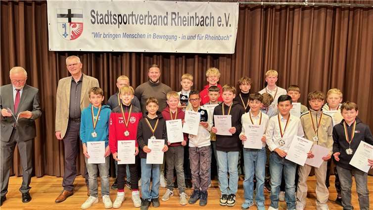 V.l.: Karl-Heinz Carle, Vors. SSV . Bürgermeister Ludger Banken. Daneben Daniel Arzdorf, Lehrer und Trainer Gesamtschule Rheinbach. Ehrung für die Fußball Junioren und Gewinner des Sportabzeichenwettbewerbs. Foto: SSV Rheinbach