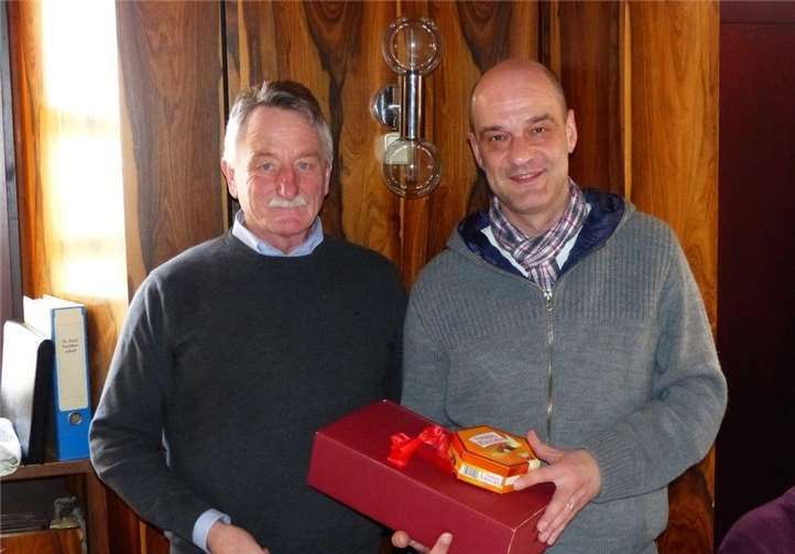 (V.l.) Karl-Hermann Gräf überreicht Jürgen Schmitt ein kleines Präsent für seine über 25-jährige Tätigkeit im Vorstand.privat