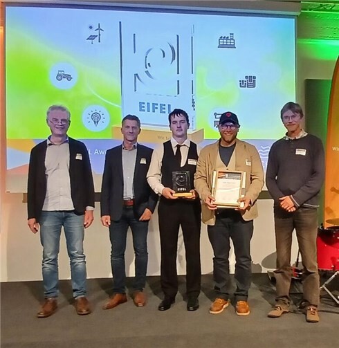 V.l.: Karl-Josef Schwaab (Mosterei Diehl/Fruchtsaft Schwaab), Jürgen Karst (VGV Vordereifel), Philipp Diehl (Mosterei Diehl/Fruchtsaft Schwaab), Prof. Dr. Andreas Hesse (1. Vorsitzender Natur- und Kulturinitiative Streuobstwiesen Kottenheim e.V.) und Christoph Vanberg (Obstbaumpfleger) bei der Verleihung des EIFEL Award 2025 in Euskirchen. Fotos: Verbandsgemeinde Vordereifel