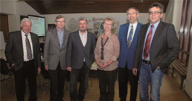 V.l.: Karl Mannheim, Dieter Möhring, Eugen Thelen, Christine Altmeppen, Marcus Rausch und Hans-Georg Schönberg trafen sich beim Neujahrsempfang der FWG Oberfell.privat