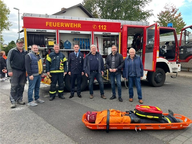 V.l. Karl Werner Bierbrauer - Ortsbeiratsmitglied Kell, Raphael Busenkell - stellv. Ortsvorsteher Kell, Gerd Rottmann - Einheitsführer LE Kell, Alexander Kraus - stellv. Einheitsführer LE Kell, Helmut König - Ortsvorsteher Kell, Oberbürgermeister Christian Greiner, Egon Kulmus - Sprecher der Altersriege FW Kell. Foto: privat