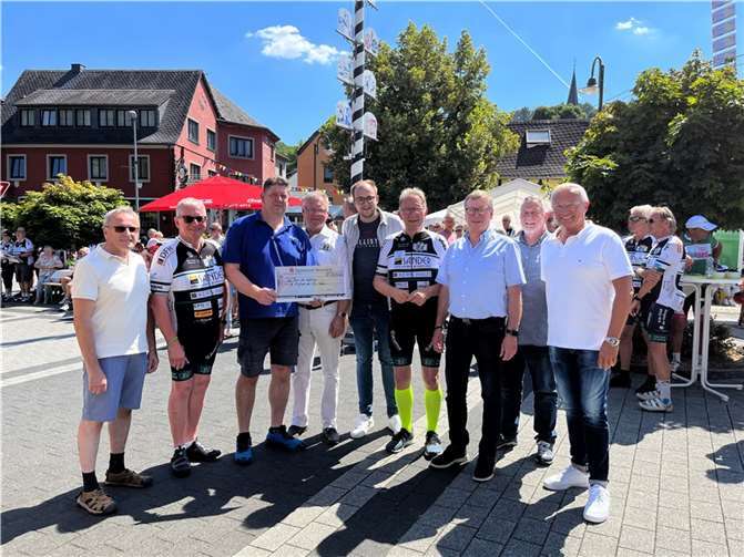 V.l.: Karl Willi Engels, Landtagsvizepräsident a.D. Hans-Josef Bracht, Stefan Girnstein, Viktor Schicker, Pierre Fischer, MdB Erwin Rüddel, Ortsbürgermeister Martin Lerbs, Wolfgang Thelen, Landrat Achim Hallerbach.  Foto: privat