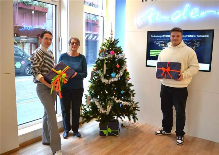 V.l.: Karoline Sauer (PR & Marketing Stadtwerke Andernach), Martina Prüm (Caritas) und Nikolaj Baier (Wunschbaum-Ansprechpartner der Stadtwerke), freuen sich auf viele Besucher, die Wünsche am Caritas-Wunschbaum in der Läufstraße 4 bei den Stadtwerken Andernach rfüllen. Foto: Eberhard Thomas Müller
