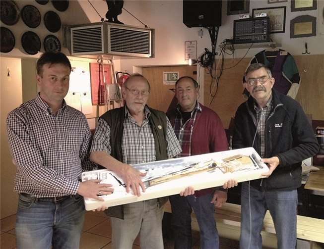 V.l. Kassierer Frank Krayer, Sieger Karl Heinz Bentz, Brudermeister Jürgen Rausch, Schießmeister Heinz Breil.