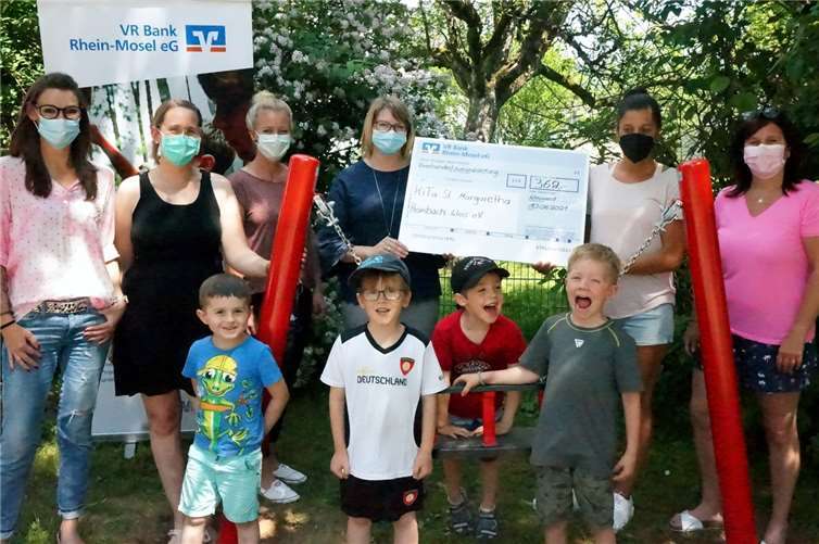 V.l.: Kathrin Ahlert und Manuela Lutz (Mitglieder im Elternausschuss), Anna Schöneberg (Mitglied im Elternausschuss und Förderverein), Sarah Preußiger (Mitglied im Förderverein und Elternausschuss sowie Privatkundenberaterin der VR Bank Rhein-Mosel eG), Gaby Keuler und Sandra Arenz (Erzieherinnen der Kita). Foto: VR Bank Rhein-Mosel eG