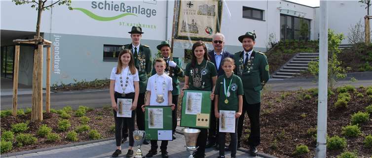 V.l.: Kiara Paffhausen, Rico Ewenz, Rocco Paciello, Jürgen Rams, Pia Becker, Ortsbürgermeister Willi Knopp, Linda Preier, Marc Graziola. Foto: privat