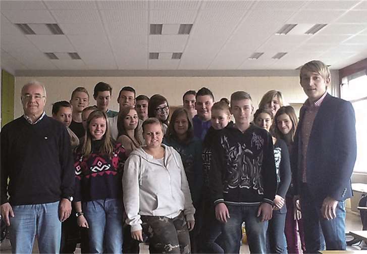 V.l.: Klassenlehrer Karl-Josef Pitzen und seine Klasse 10a freuten sich über den Gast MdL Marc Ruland.privat