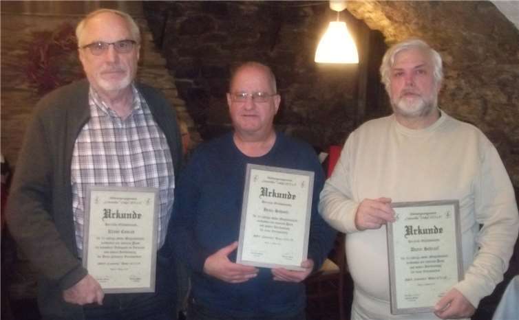V.l.: Klaus Conrad wurde für 20 Jahre, Heinz Schmitz und Dieter Schraaf für 30 Jahre Mitgliedschaft geehrt.Foto: privat