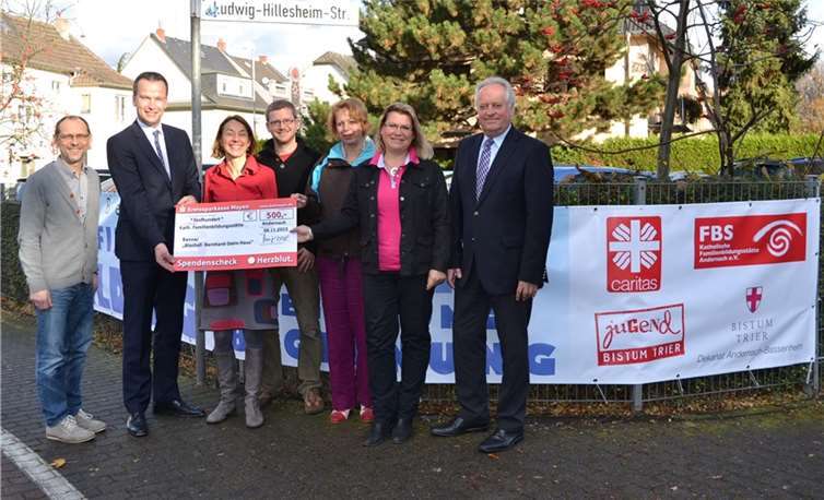 (V.l.) Klaus Grosch vom ZAS Zentrum für ambulante Suchtkrankenhilfe, Christoph Weitzel, Vorstandsmitglied der Kreissparkasse, Caritas-Dienstellenleiterin Margret Marxen-Ney, Dekanatsreferent Alexander Just, Rosemarie Lang von der Fachstelle für Kinder- und Jugendpastoral, Stefanie Lange, Leiterin der Familienbildungsstätte und Kurt Müller, Filialleiter der Volksbank RheinAhrEifel eG in Andernach, wissen aus Erfahrung, dass die besten Angebote auch Werbung brauchen. Jeder soll wissen: Das Bischof-Bernhard-Stein-Haus ist voller Lebendigkeit und Hilfe. E.T. Müller