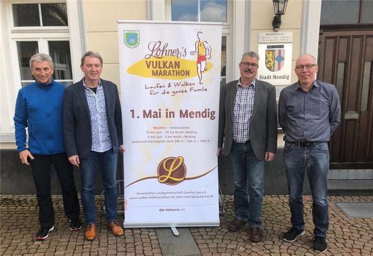 (V.l.) Klaus Jahnz, Frank Schäfer, Stadtbürgermeister Hans-Peter Ammel und Fred Wehrenbesprachen organisatorische Details, damit beim Lohner´s Vulkan-Marathon am 1. Mai 2019für einen reibungslosen Ablauf gesorgt ist. Foto: Privat