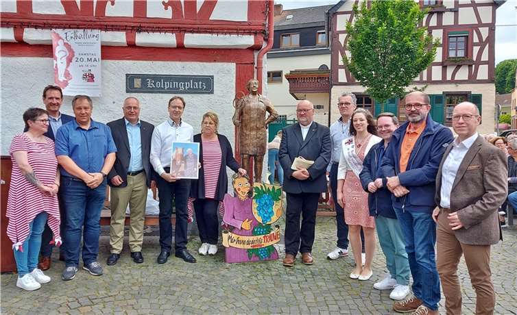 V.l.: Kornelia Punstein, VG-Bürgermeister Thomas Przybylla, Andreas Anheier, Sparkassen-Vorstand Jörg Perscheid, Heimathistoriker Horst Hohn, Möhnen-Präsidentin Martina Niepagen, Pastor Günther Vogel, Stadtbürgermeister Gerd Harner, Kirschblütenkönigin Marina I., EKB Pascal Badziong, MdL Peter Moskopp und Bernd Oster (Sparkasse Koblenz). Fotos: KH