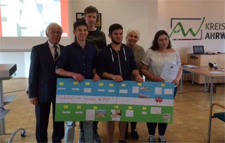 (V.l.) Kreisbeigeordneter Fritz Langenhorst, Lasse Lagerpusch, Marc Jüliger, Fiete Schopp, Eva-Maria Kreuter und eine Schülerin vom Are-Gymnasium.privat